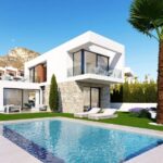 Zwembad en vooraanzicht van resale villa in Finestrat in Spanje, gelegen aan de  Costa Blanca-Noord