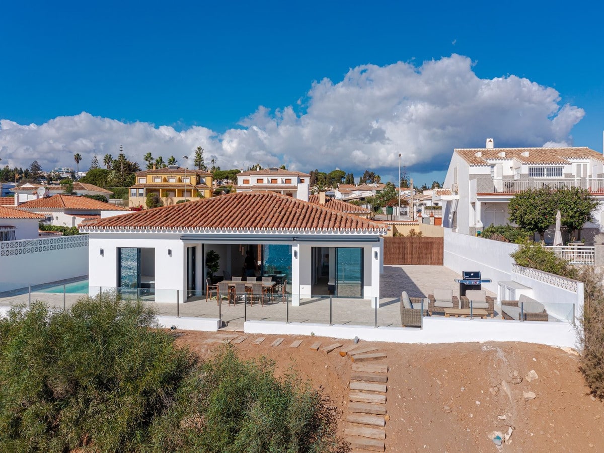 Vooraanzicht van resale villa in La Cala De Mijas in Spanje, gelegen aan de  Costa del Sol-Centro