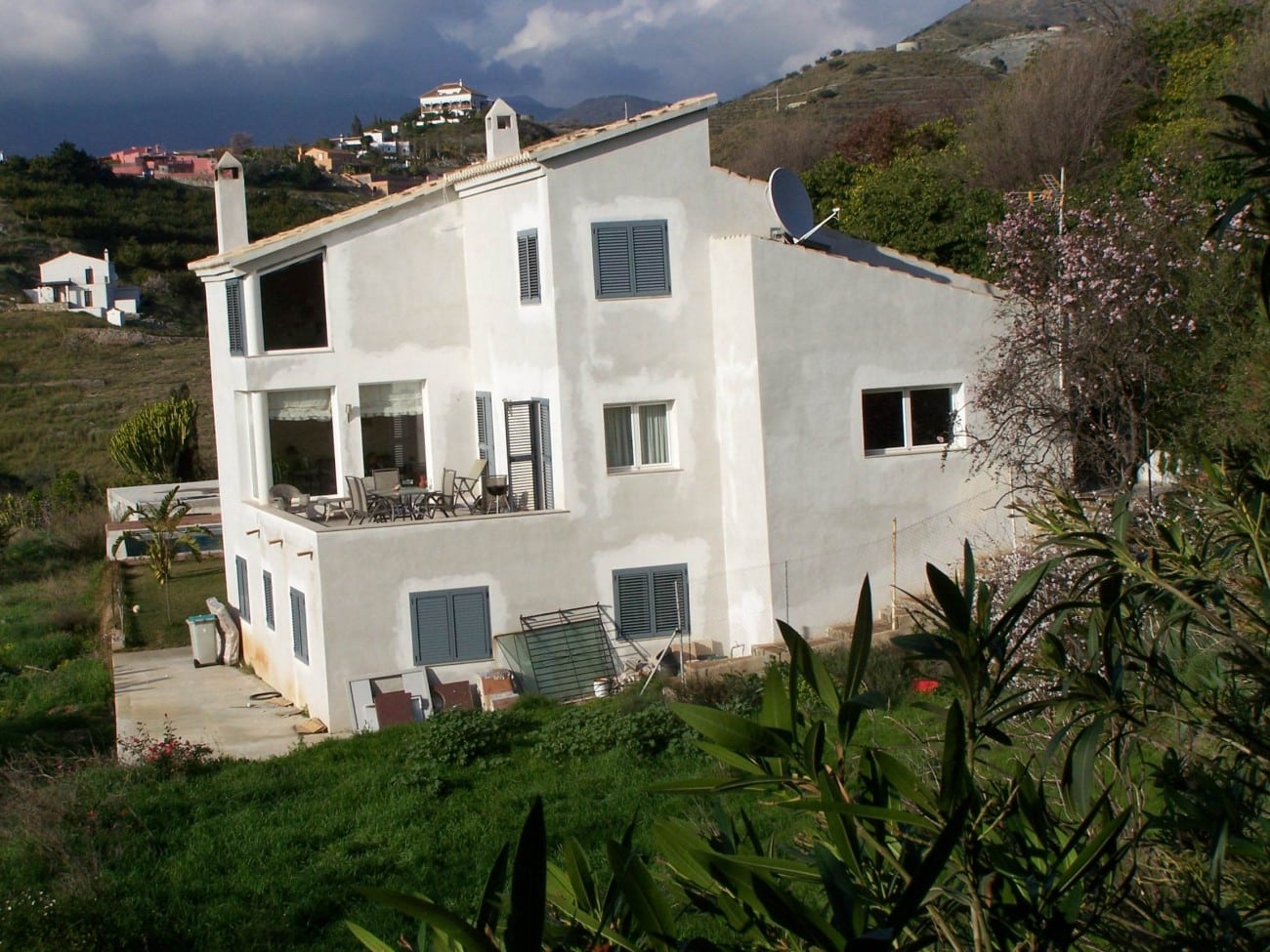 Vooraanzicht van resale villa in La Herradura (04649) in Spanje, gelegen aan de  Costa de Almería