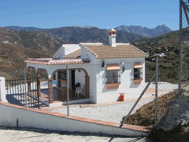 Vooraanzicht van resale villa in Torrox in Spanje, gelegen aan de  Costa del Sol-Oost