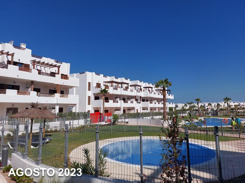 Tuin met zwembad van nieuwbouw gebouw met Appartement Te koop in San Juan De Los Terreros in Spanje, gelegen aan de Costa de Almería
