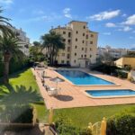 Gemeenschappelijk zwembad en vooraanzicht van resale appartementen in Javea in Spanje, gelegen aan de  Costa Blanca-Noord