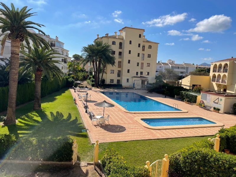 Gemeenschappelijk zwembad en vooraanzicht van resale appartementen in Javea in Spanje, gelegen aan de  Costa Blanca-Noord