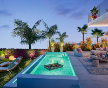 Terras en zwembad van nieuwbouw villa in Mijas Costa in Spanje, gelegen aan de  Costa del Sol-Centro