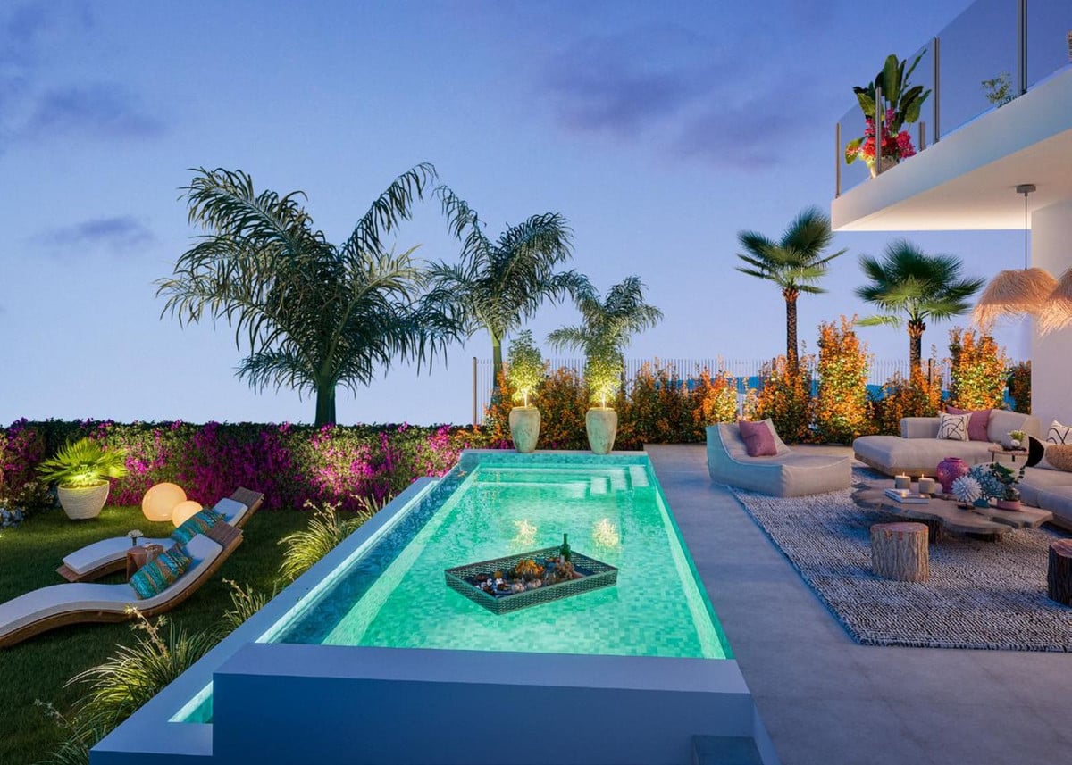 Terras en zwembad van nieuwbouw villa in Mijas Costa in Spanje, gelegen aan de  Costa del Sol-Centro