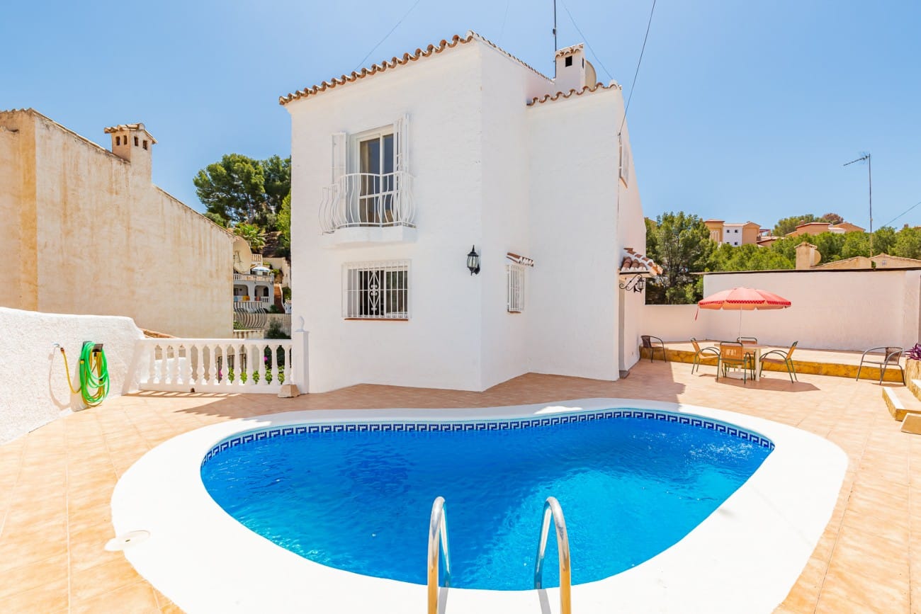 Terras, zwembad en vooraanzicht van resale villa in Nerja in Spanje, gelegen aan de  Costa del Sol-Oost