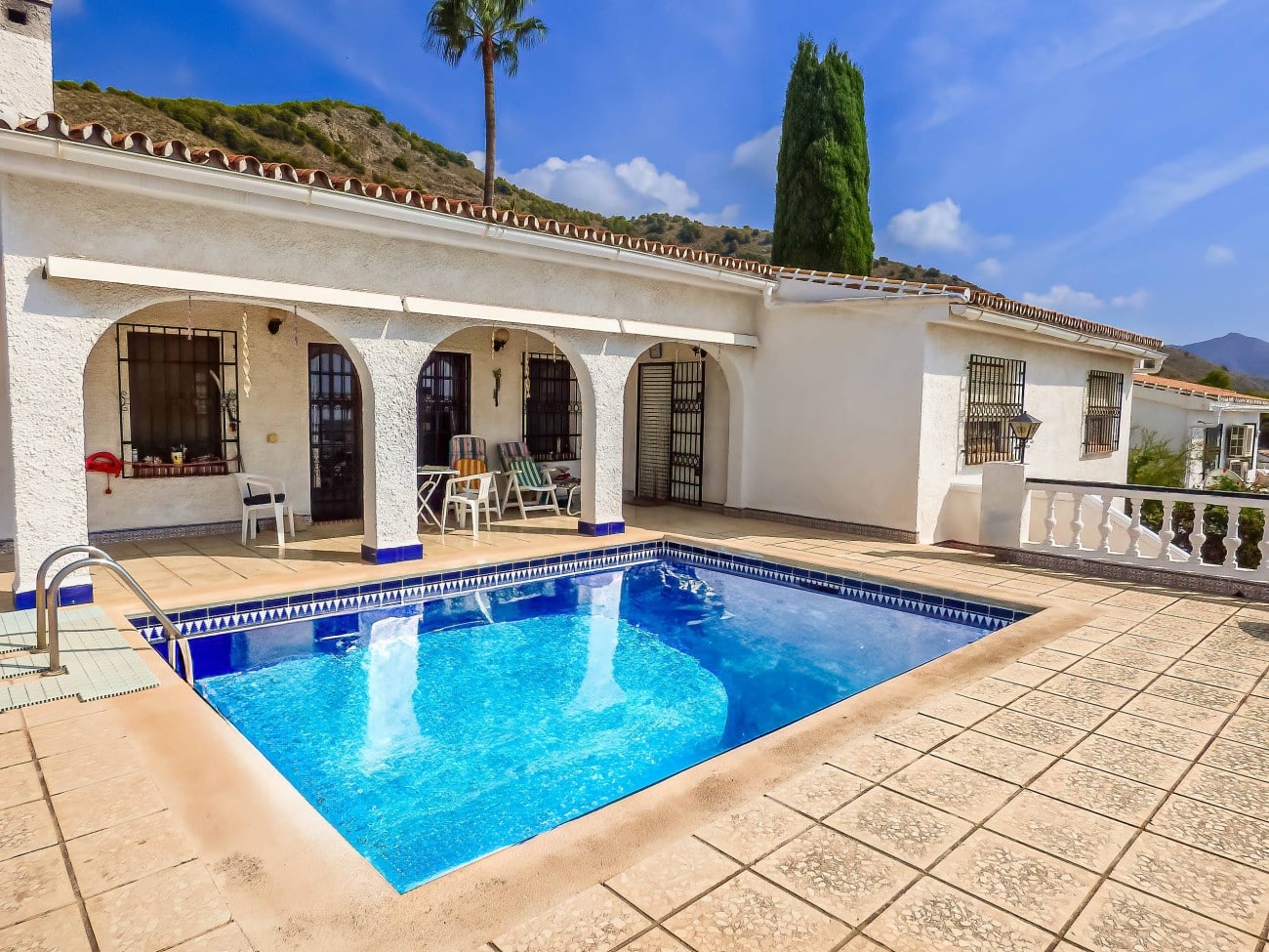 Terras, zwembad en vooraanzicht van resale villa in Nerja in Spanje, gelegen aan de  Costa del Sol-Oost