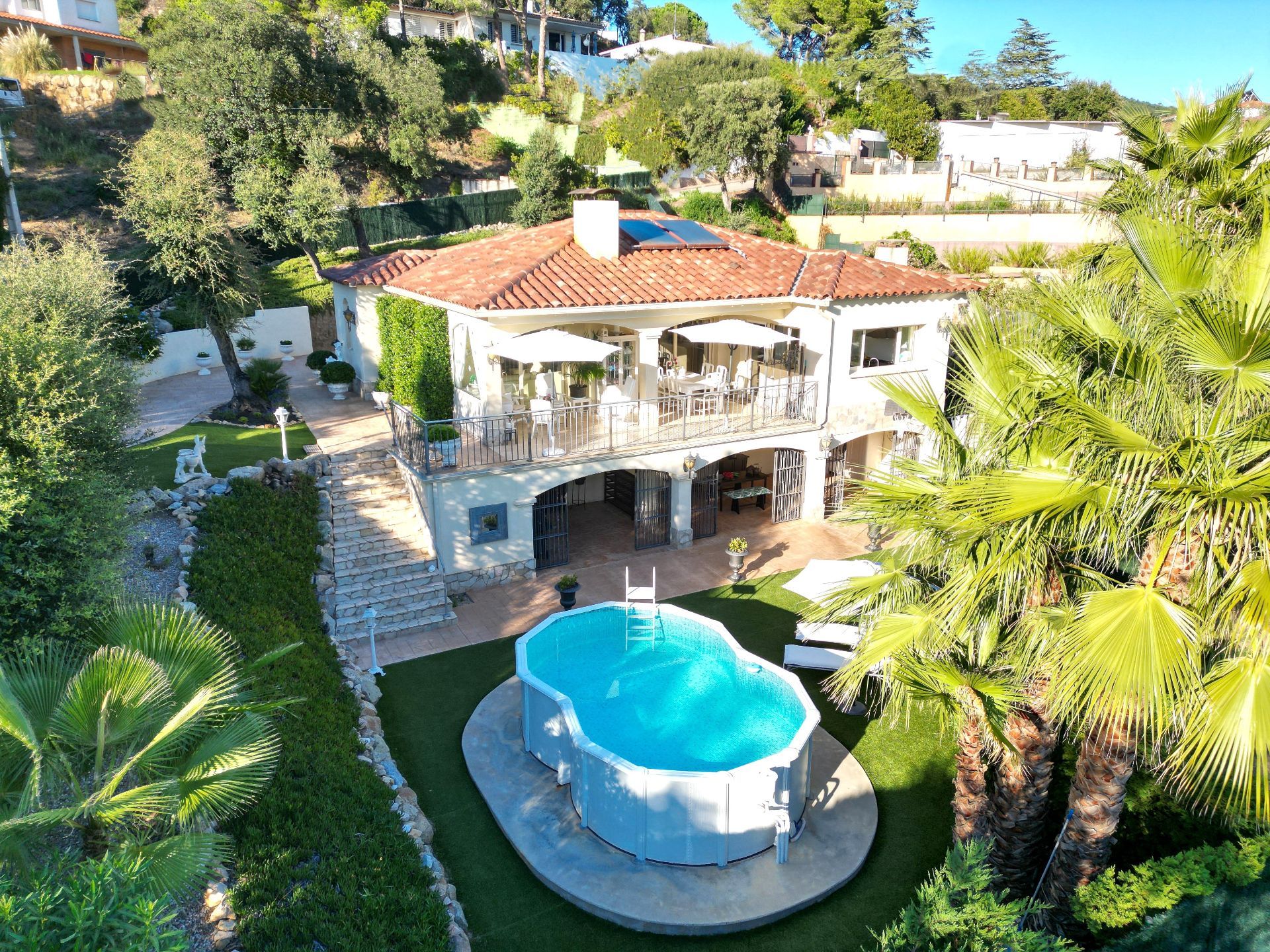 Luchtfoto, tuin en zwembad van resale villa in Santa Cristina d'Aro in Spanje, gelegen aan de  Costa Brava