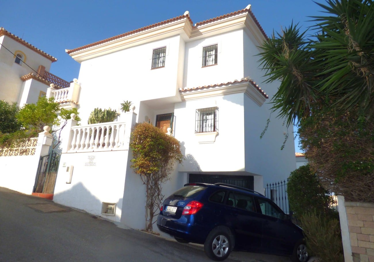 Vooraanzicht van resale villa in Torrox in Spanje, gelegen aan de  Costa del Sol-Oost