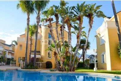Gemeenschappelijk zwembad en vooraanzicht van resale appartementen in Denia in Spanje, gelegen aan de  Costa Blanca-Noord