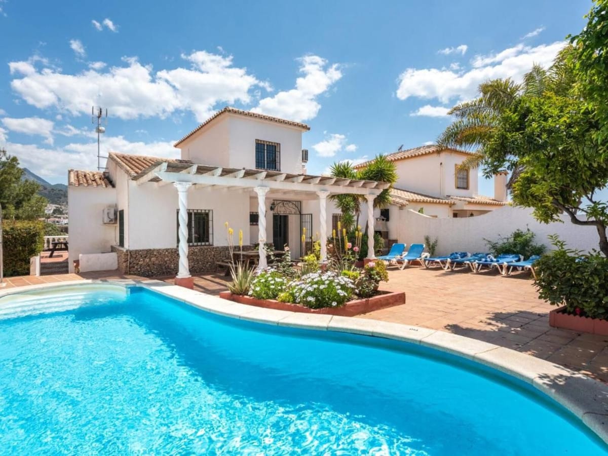 Terras, zwembad en vooraanzicht van resale huis in Nerja in Spanje, gelegen aan de  Costa del Sol-Oost