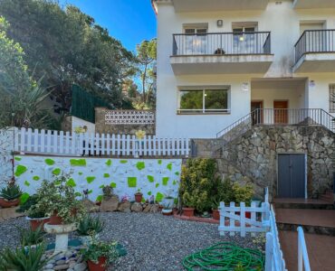Tuin en vooraanzicht van resale huis in Santa Cristina d'Aro in Spanje, gelegen aan de  Costa Brava