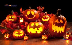 Uitgesneden en verlichte pompoenen voor Haloween