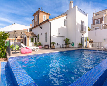 Zwembad van resale villa in Nerja in Spanje, gelegen aan de  Costa del Sol-Oost