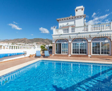 Zwembad en vooraanzicht van resale villa in Nerja in Spanje, gelegen aan de  Costa del Sol-Oost