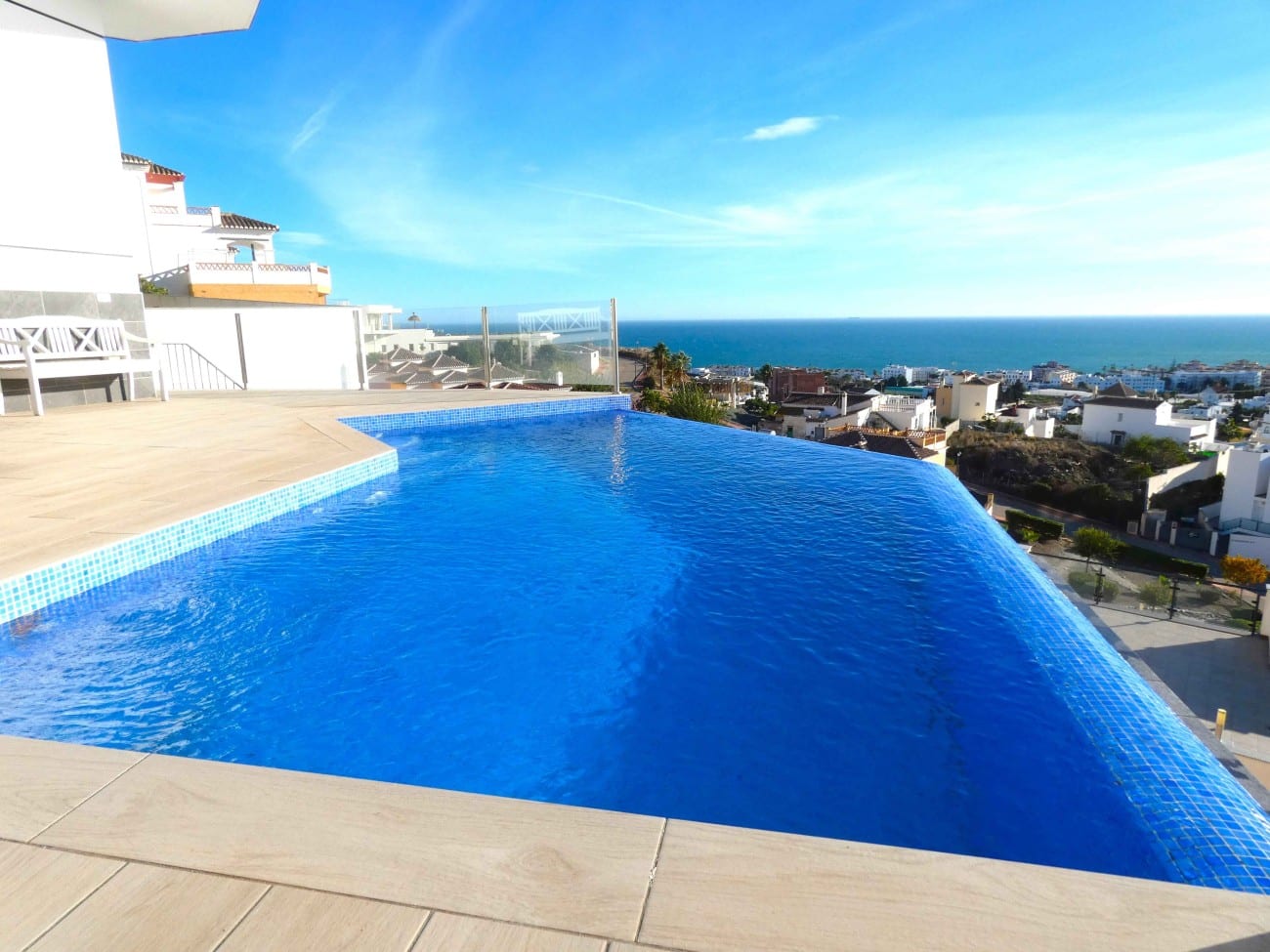 Zeezicht en zwembad van resale villa in Torrox in Spanje, gelegen aan de  Costa del Sol-Oost