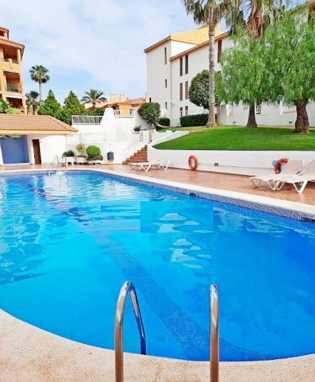 Gemeenschappelijk zwembad van resale appartement in Altea in Spanje, gelegen aan de  Costa Blanca-Noord