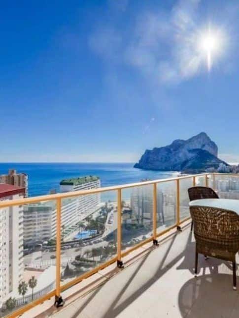 Zeezicht en terras van resale appartement in Calpe in Spanje, gelegen aan de  Costa Blanca-Noord