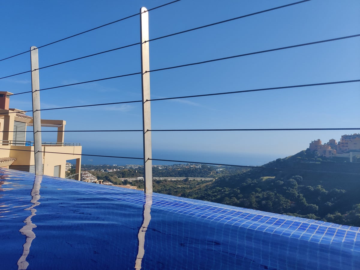 Zeezicht en gemeenschappelijk zwembad van resale appartement in Marbella in Spanje, gelegen aan de  Costa del Sol-West