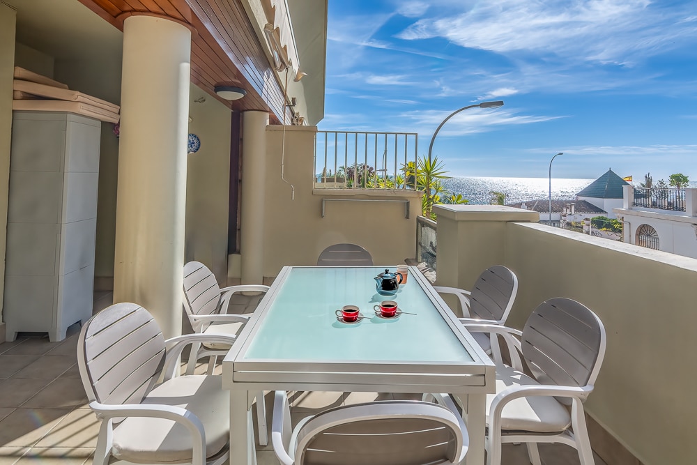 Zeezicht en terras van resale appartement in Nerja in Spanje, gelegen aan de  Costa del Sol-Oost