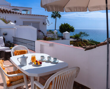 Zeezicht en terras van resale appartement in Torrox in Spanje, gelegen aan de  Costa del Sol-Oost