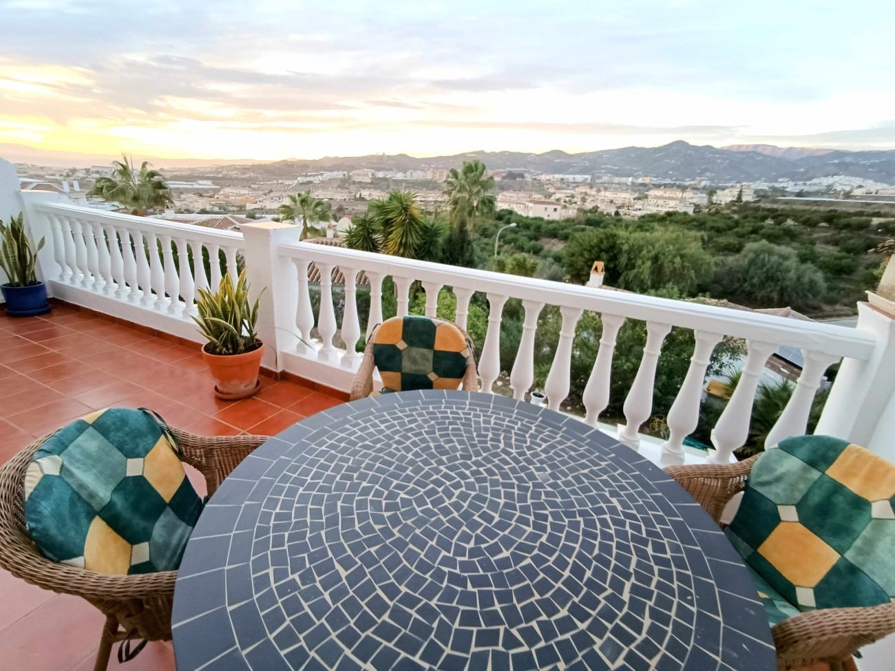 Panoramisch zicht en terras van resale appartement in Torrox in Spanje, gelegen aan de  Costa del Sol-Oost