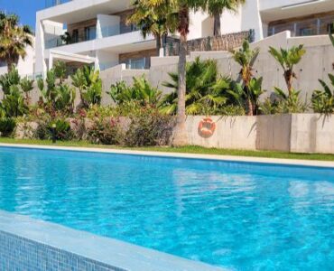 Gemeenschappelijk zwembad van resale appartement in Villajoyosa in Spanje, gelegen aan de  Costa Blanca-Noord