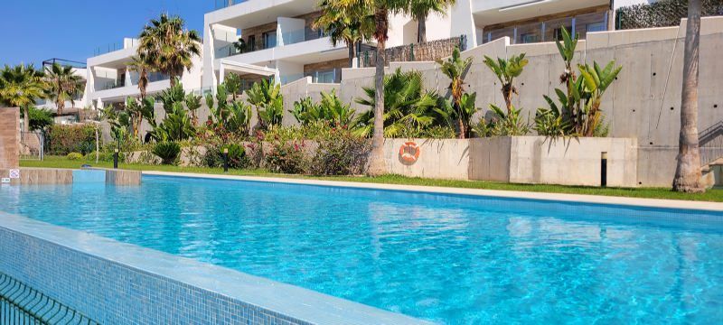 Gemeenschappelijk zwembad van resale appartement in Villajoyosa in Spanje, gelegen aan de  Costa Blanca-Noord