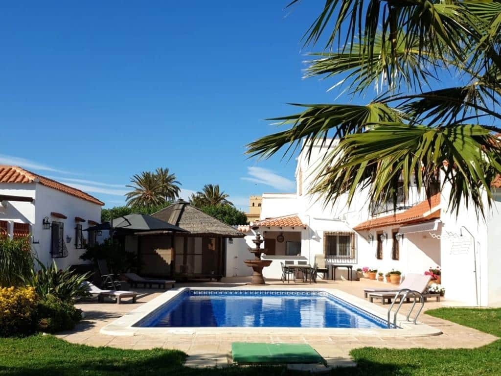 Zwembad van Bed & Breakfast Te koop in Vera in Spanje, gelegen aan de Costa de Almería