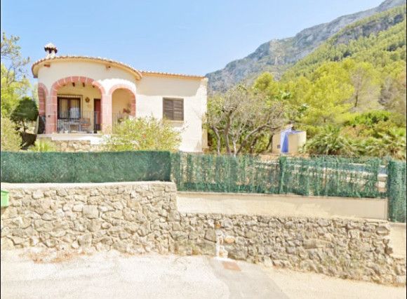 Vooraanzicht van resale villa in Denia in Spanje, gelegen aan de  Costa Blanca-Noord