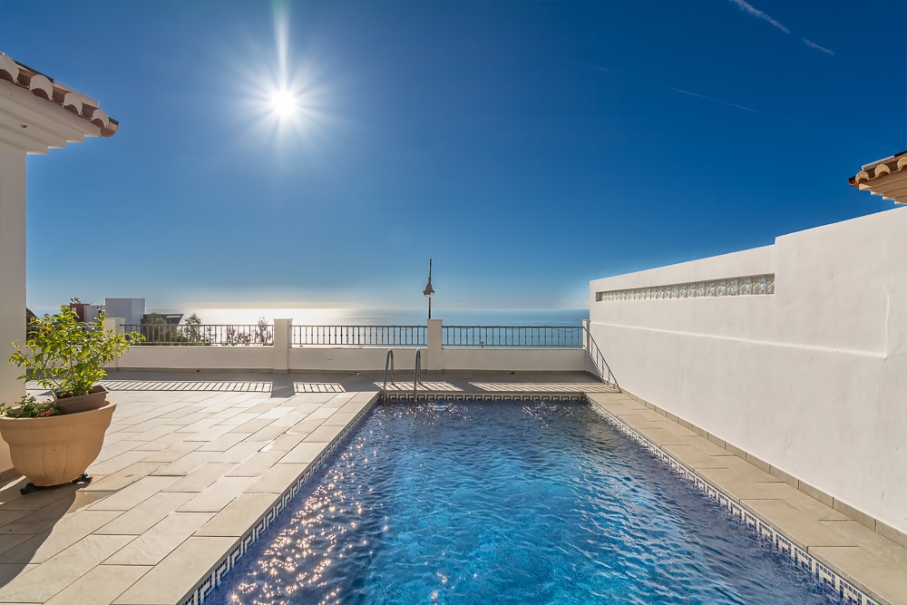 Zeezicht en terras van resale villa in Torrox in Spanje, gelegen aan de  Costa del Sol-Oost