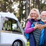 ouder koppel met camper