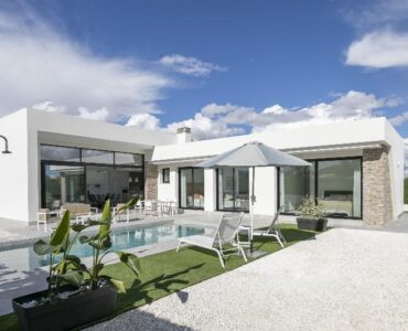 Zwembad en vooraanzicht van nieuwbouw villa in Calasparra in Spanje, gelegen aan de  Costa Cálida