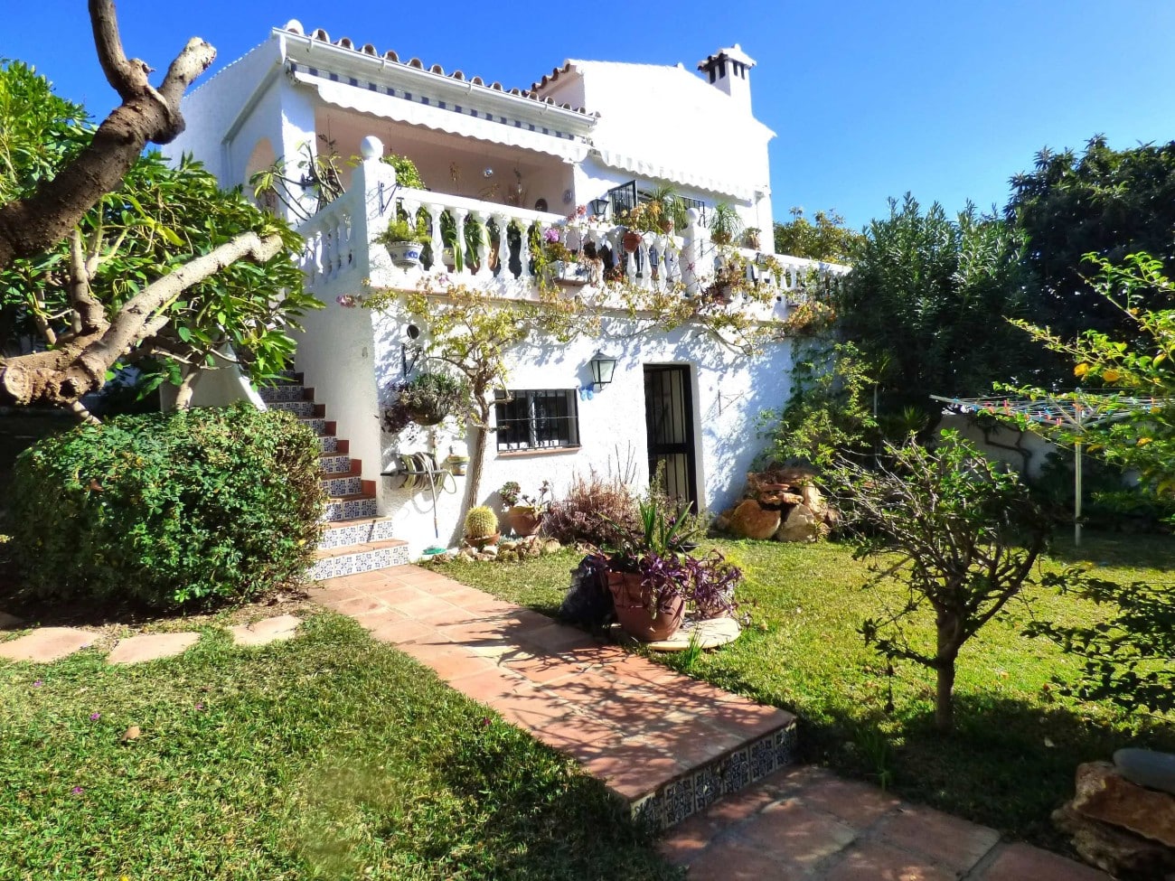 Tuin en vooraanzicht van resale villa in Nerja in Spanje, gelegen aan de  Costa del Sol-Oost