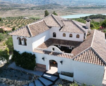 Luchtfoto van resale villa in Vinuela in Spanje, gelegen aan de  Costa del Sol-Oost
