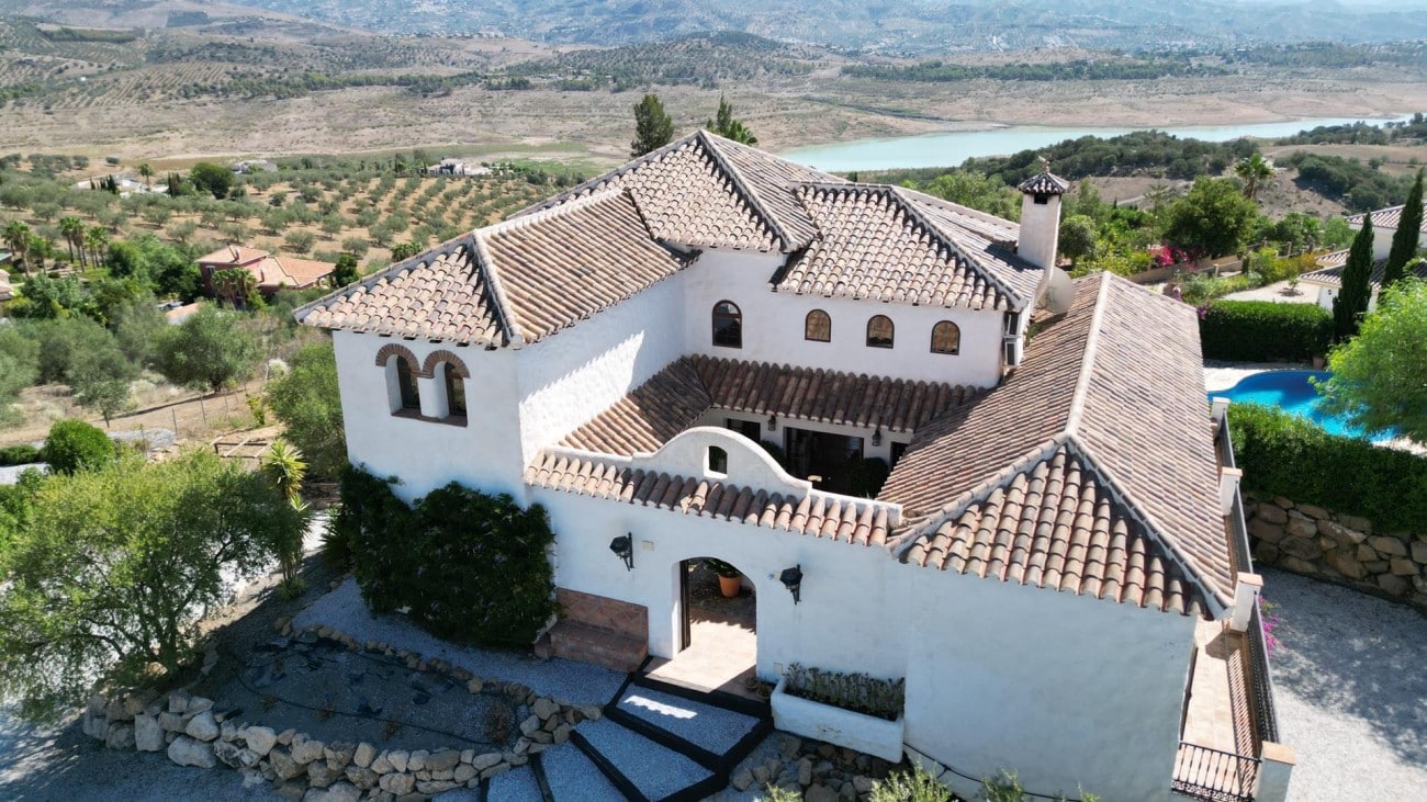 Luchtfoto van resale villa in Vinuela in Spanje, gelegen aan de  Costa del Sol-Oost