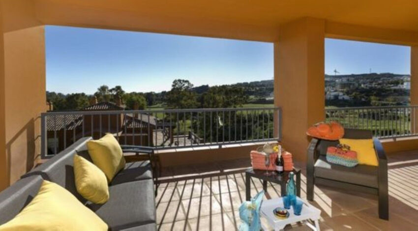 Panoramisch zicht en terras van resale appartement in Estepona in Spanje, gelegen aan de  Costa del Sol-West