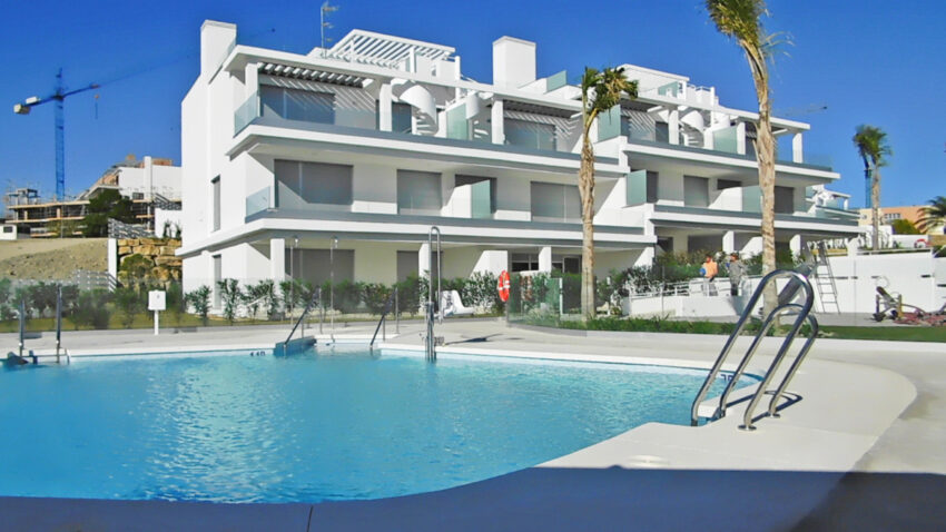 Gemeenschappelijk zwembad en vooraanzicht van resale appartementen in Estepona in Spanje, gelegen aan de  Costa del Sol-West