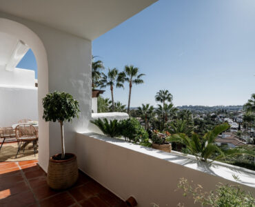 Panoramisch zicht en terras van resale appartement in Nueva Andalucia in Spanje, gelegen aan de  Costa del Sol-West