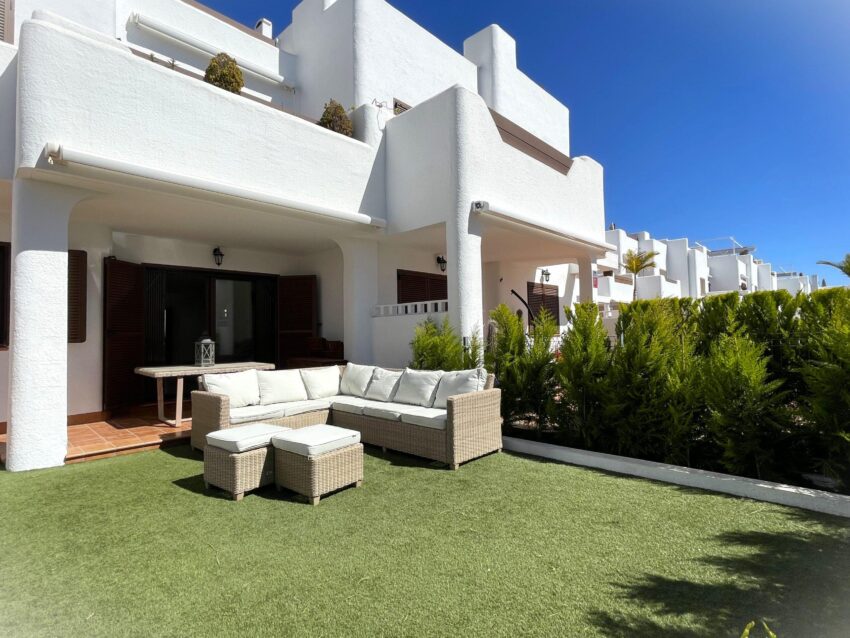 Tuin en terras van Appartement Te koop in San Juan De Los Terreros in Spanje, gelegen aan de Costa de Almería