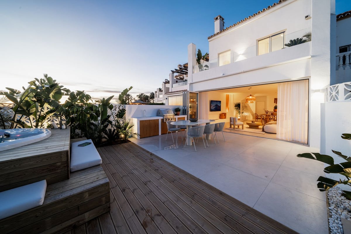 Terras en vooraanzicht van resale huis in Marbella in Spanje, gelegen aan de  Costa del Sol-West