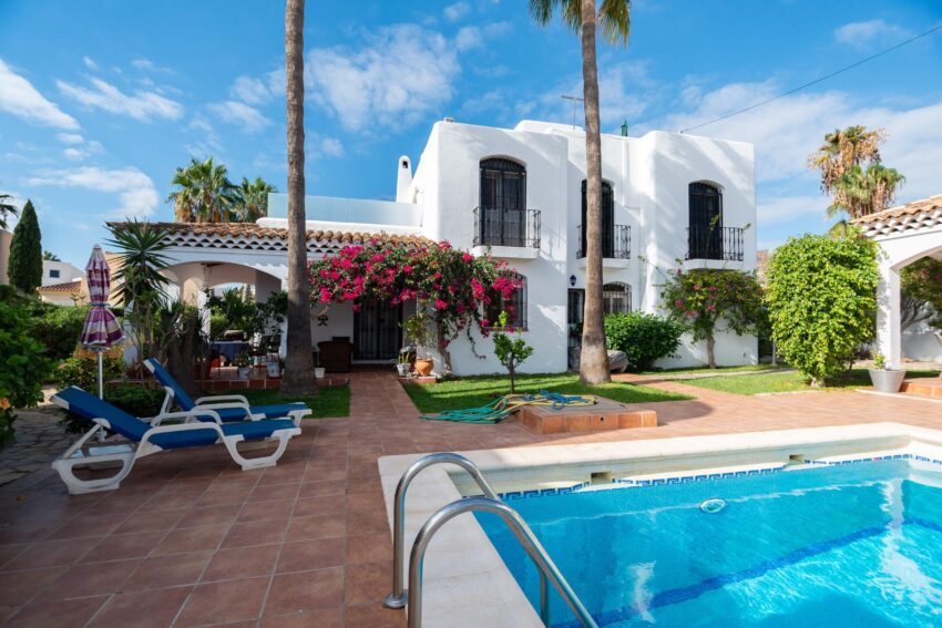 Terras en zwembad van Villa Te koop in Mojacar in Spanje, gelegen aan de Costa de Almería