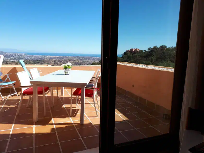 Terras van Resale Appartement Te koop in Ojen in Spanje, gelegen aan de Costa del Sol-Centro
