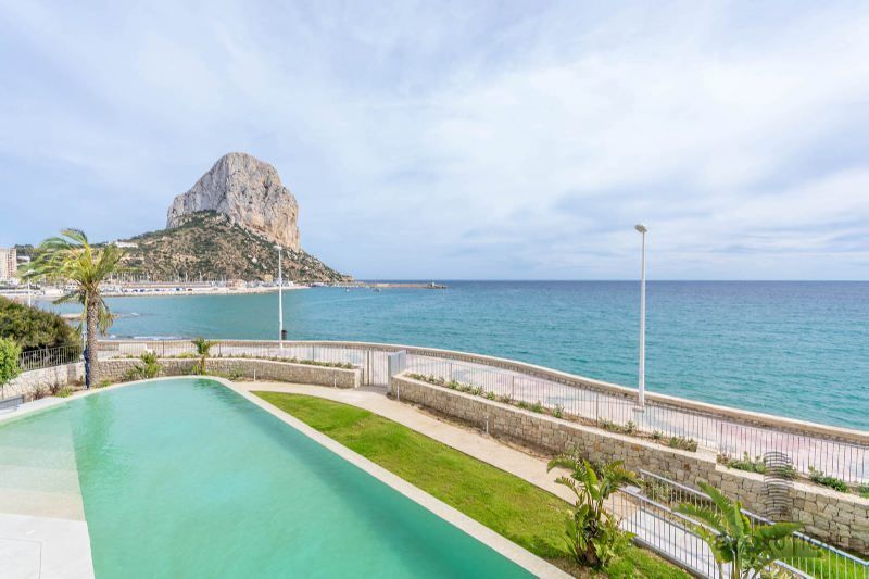 Zeezicht en zwembad van nieuwbouw appartement in Calpe in Spanje, gelegen aan de  Costa Blanca-Noord