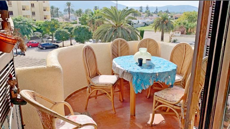 Panoramisch zicht en terras van resale appartement in Denia in Spanje, gelegen aan de  Costa Blanca-Noord