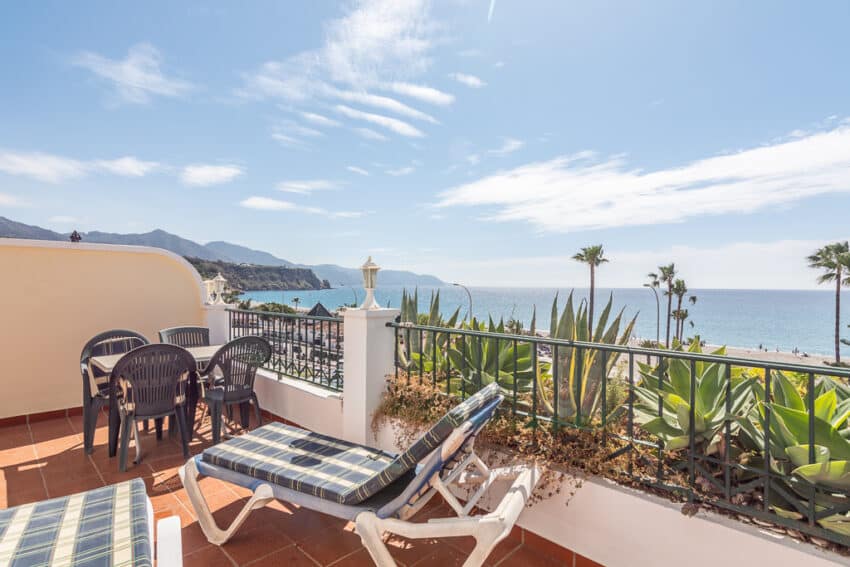 Zeezicht en terras van resale appartement in Nerja in Spanje, gelegen aan de  Costa del Sol-Oost