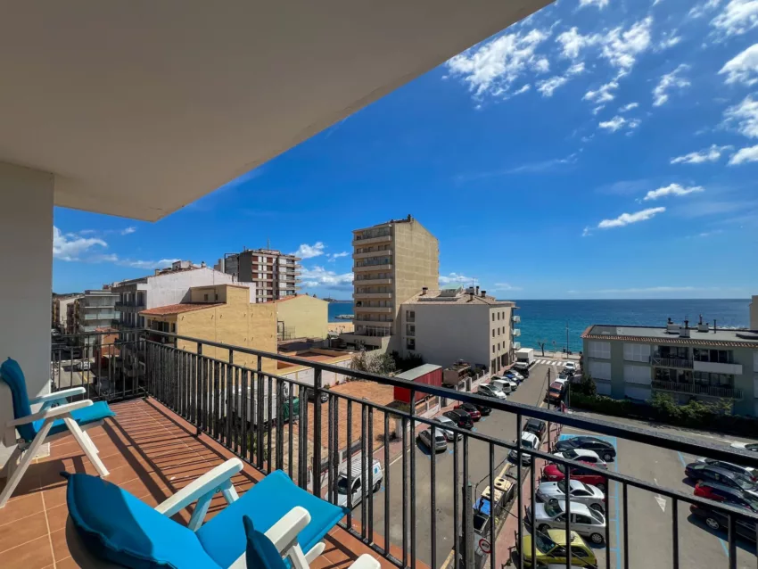 Zeezicht en terras van resale appartement in Sant Antoni De Calonge in Spanje, gelegen aan de  Costa Brava