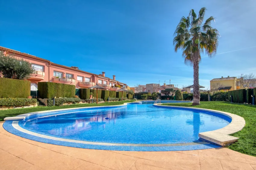 Gemeenschappelijk zwembad en vooraanzicht van resale huizen in Castell-Playa de Aro in Spanje, gelegen aan de  Costa Brava