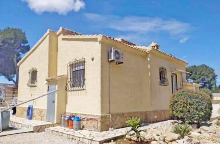 Vooraanzicht van resale villa in Javea in Spanje, gelegen aan de  Costa Blanca-Noord