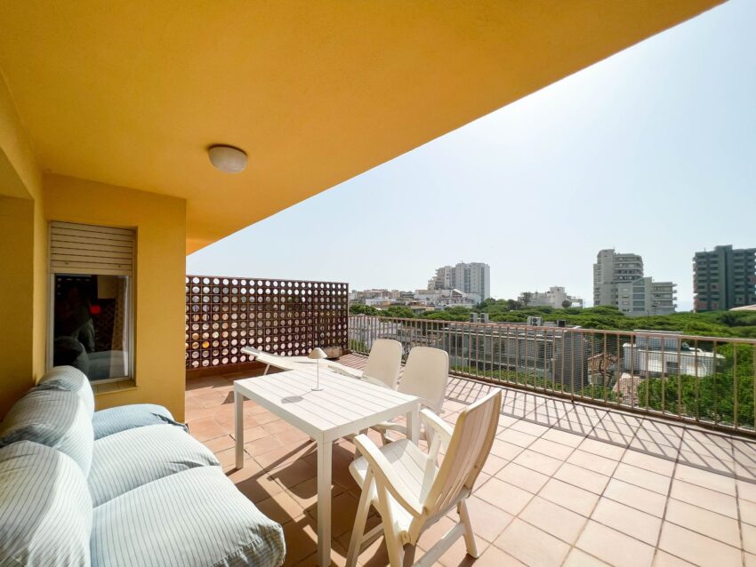 Panoramisch zicht en terras van resale appartement in Castell-Playa de Aro in Spanje, gelegen aan de  Costa Brava